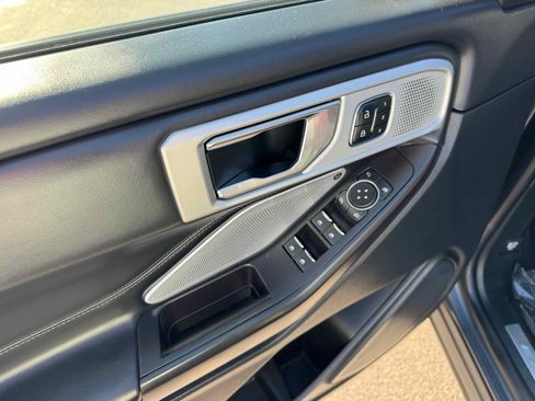 Certified 2020 Ford Explorer Platinum w/ Premium Technology Package image 17