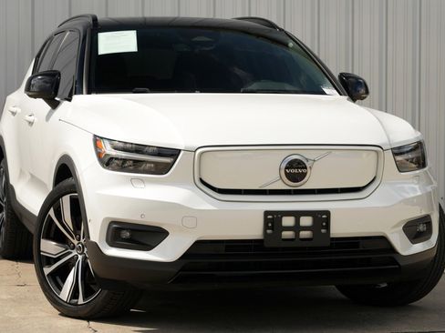 Used 2022 Volvo XC40 P8 Recharge Plus image 4