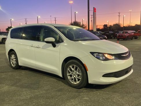 Used 2022 Chrysler Voyager LX image 3