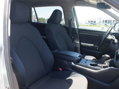 Used 2023 Toyota Highlander LE FWD image 23