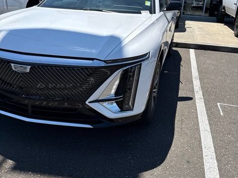 Used 2024 Cadillac Lyriq Luxury AWD/4WD image 2