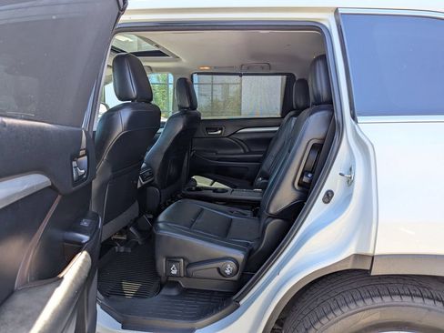 Used 2018 Toyota Highlander XLE AWD/4WD image 39