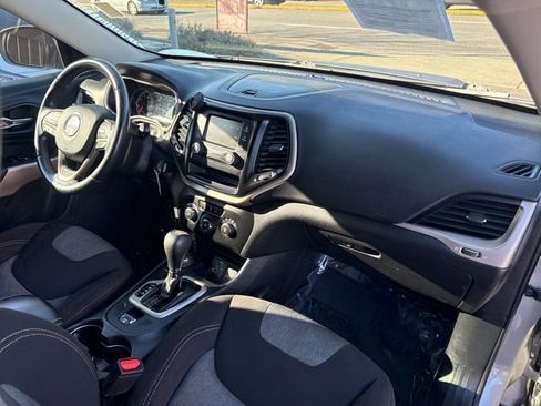 Used 2018 Jeep Cherokee Latitude w/ Altitude Package image 25