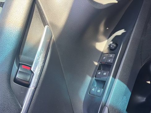 Used 2020 Toyota Camry SE FWD image 18
