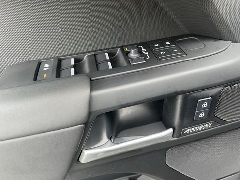 Certified 2025 Land Rover Defender 110 X-Dynamic SE AWD/4WD image 11