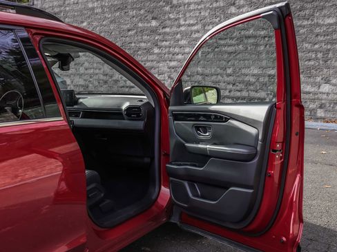 Used 2025 Honda Pilot Touring image 14