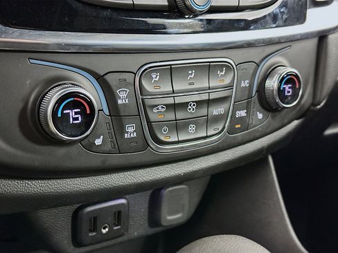 Used 2023 Chevrolet Traverse LT image 23