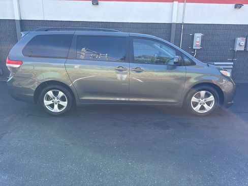 Used 2014 Toyota Sienna LE image 3
