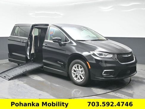 Used 2024 Chrysler Pacifica Touring-L image 1