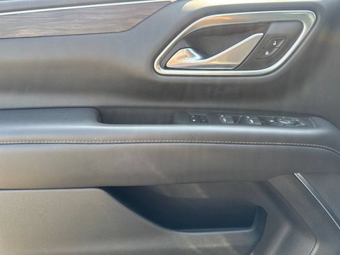 Used 2022 Chevrolet Suburban LT RWD image 18