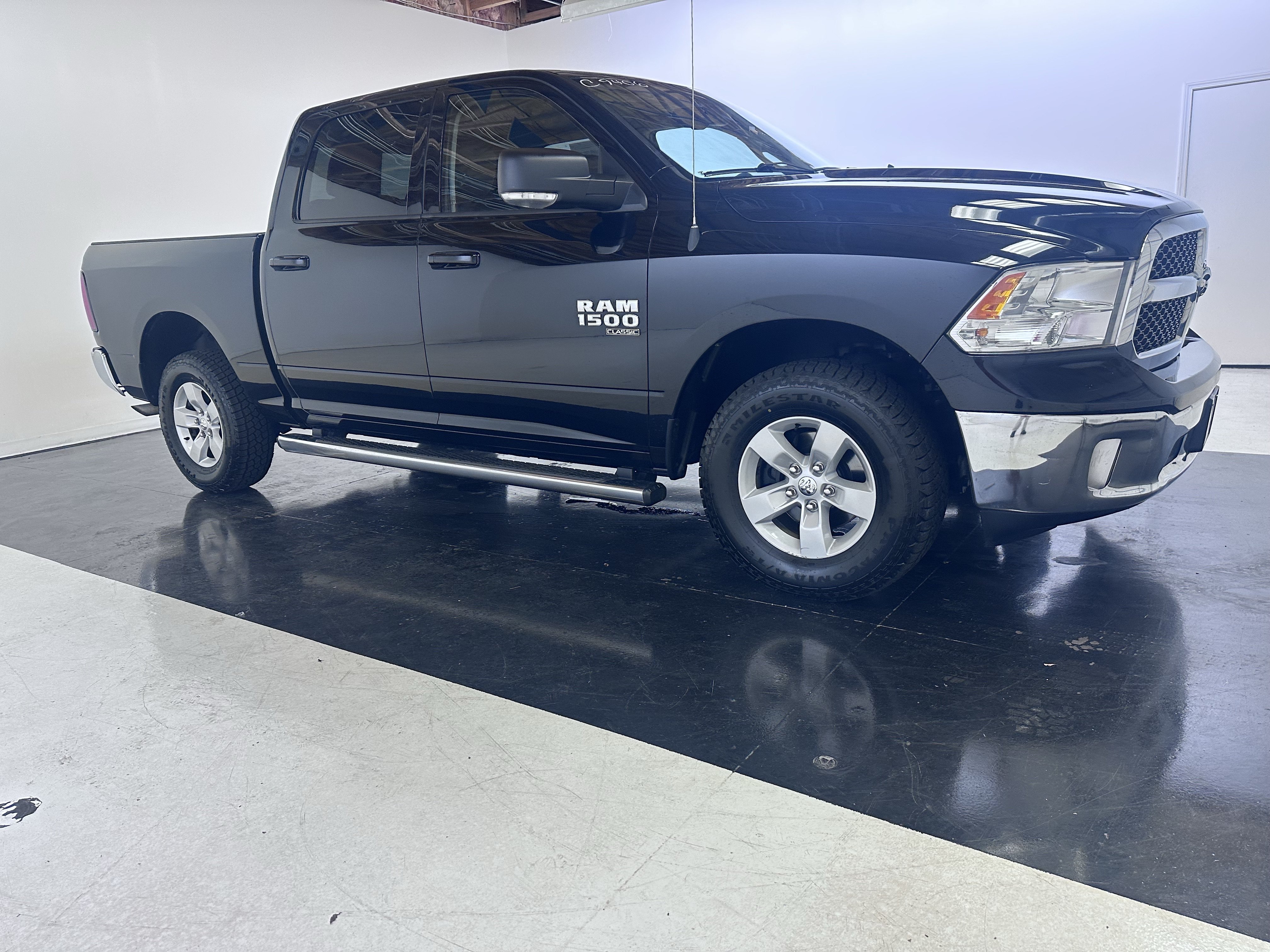 Used 2019 RAM 1500 Classic SLT w/ Luxury Group AWD/4WD image 17