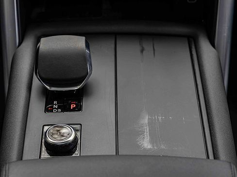 Used 2024 Land Rover Discovery S image 13