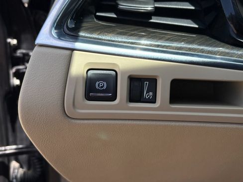 Used 2018 Cadillac XT5 FWD image 17