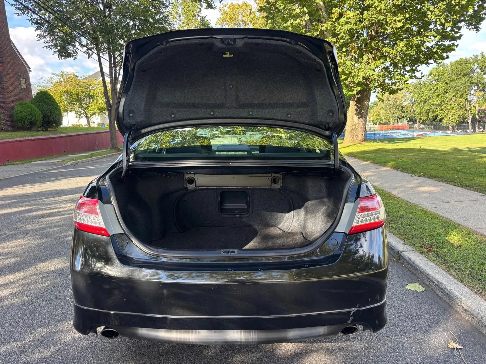 Used 2011 Toyota Camry SE w/ SE Extra-Value Pkg #1 FWD image 5