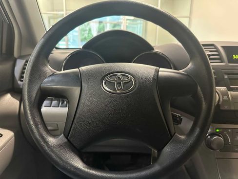 Used 2012 Toyota Highlander FWD image 11