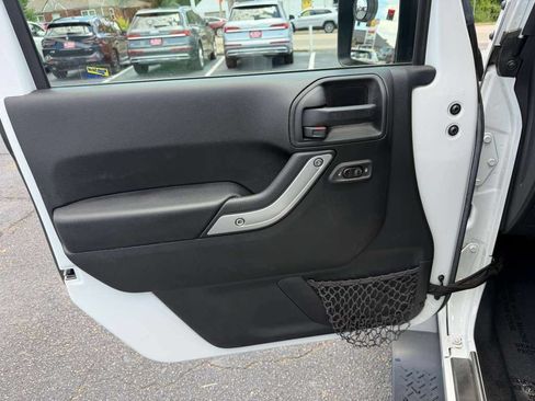 Used 2017 Jeep Wrangler Sahara w/ Connectivity Group AWD/4WD image 13