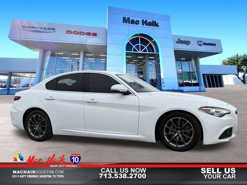 Used 2018 Alfa Romeo Giulia Base image 1