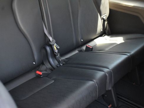 Used 2025 Kia Carnival FWD image 33
