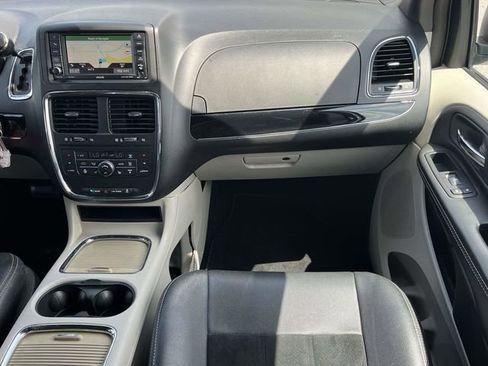 Used 2017 Dodge Grand Caravan SXT w/ Driver Convenience Group FWD image 17