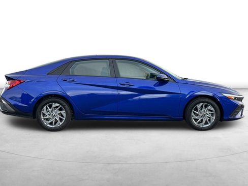 Certified 2025 Hyundai Elantra Blue image 9