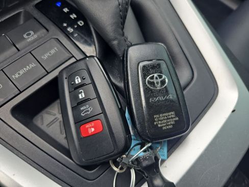 Used 2019 Toyota RAV4 XLE Premium FWD image 34