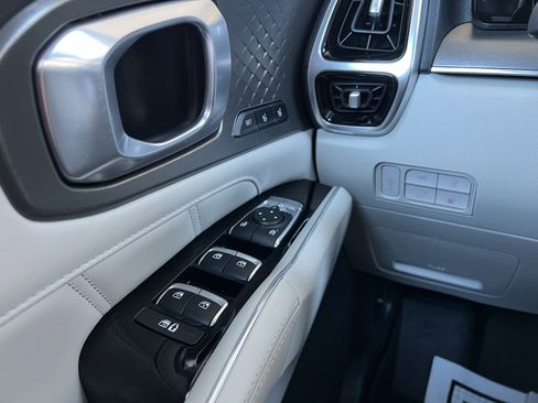 Used 2022 Kia Sorento SX Prestige w/ Panoramic Sunroof Package image 45
