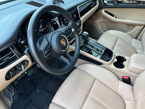 Used 2025 Porsche Macan image 4