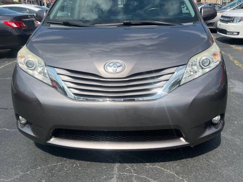 Used 2015 Toyota Sienna XLE FWD image 2
