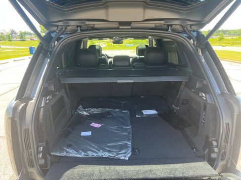 New 2026 Land Rover Range Rover Long Wheelbase SE AWD/4WD image 18