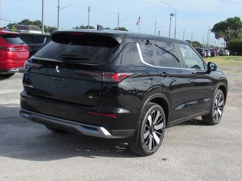 New 2025 Mitsubishi Outlander SE image 3