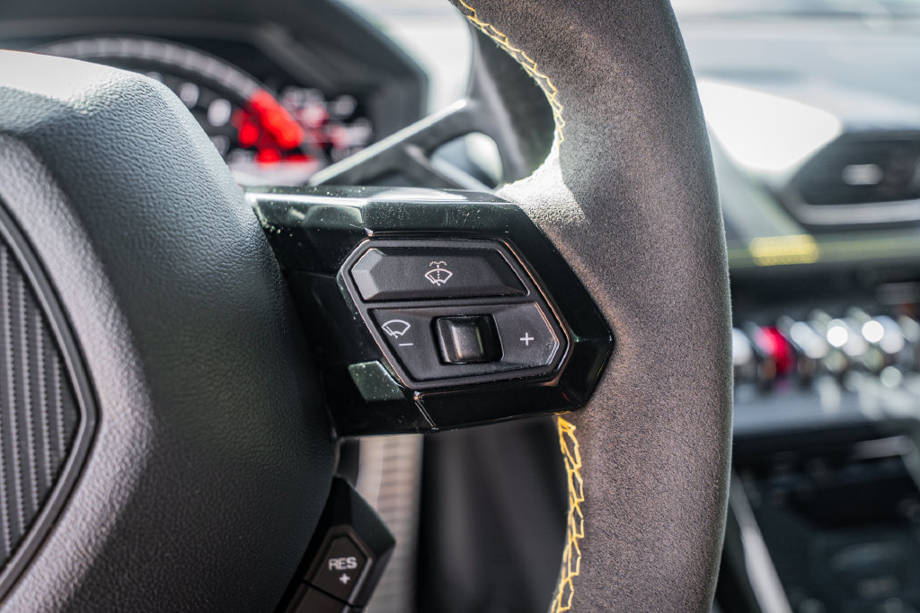 Used 2020 Lamborghini Huracan EVO RWD image 24
