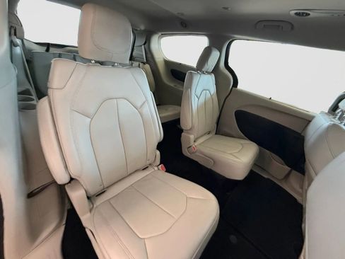 Used 2017 Chrysler Pacifica Touring-L FWD image 19