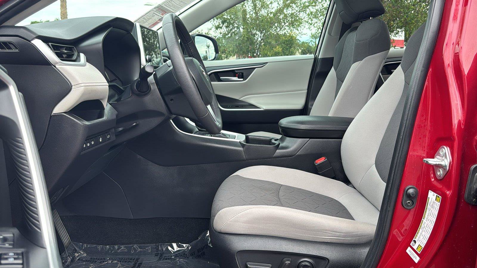 Used 2025 Toyota RAV4 XLE w/ Convenience Package FWD image 28