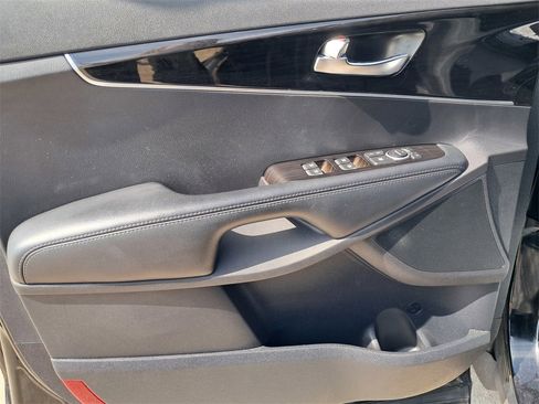 Used 2019 Kia Sorento LX image 9