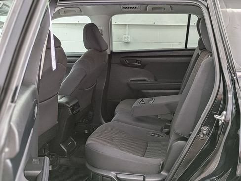 Used 2023 Toyota Highlander LE AWD/4WD image 13