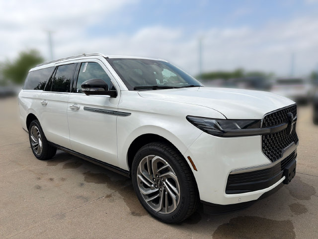 New 2026 Lincoln Navigator L Reserve AWD/4WD image 2
