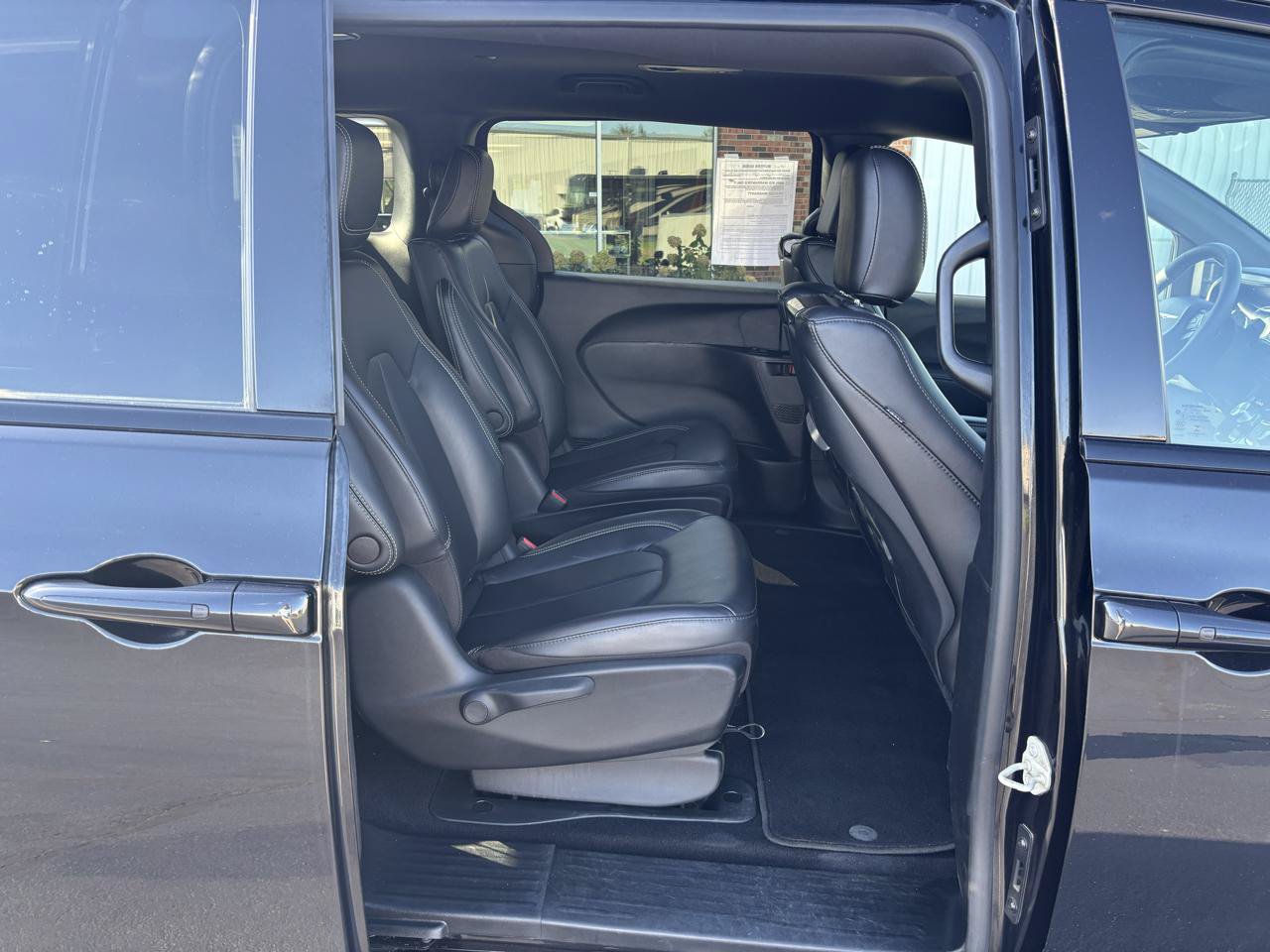 Used 2023 Chrysler Pacifica Touring-L w/ Uconnect Theater Family Group FWD image 15