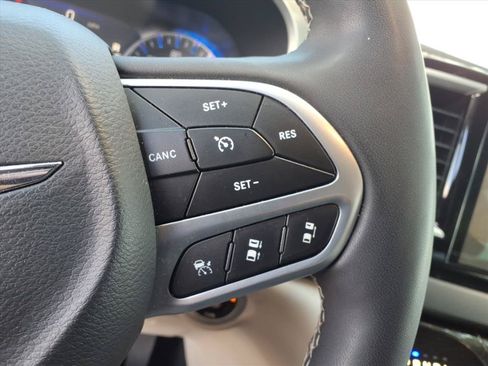 Used 2023 Chrysler Pacifica Touring-L FWD image 20