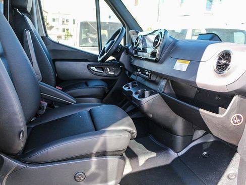 New 2025 Mercedes-Benz Sprinter 2500 image 18