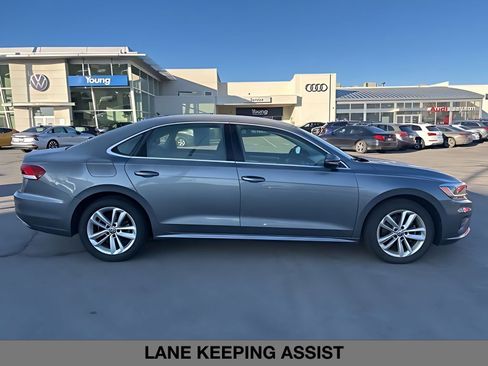 Used 2020 Volkswagen Passat 2.0T SE image 2