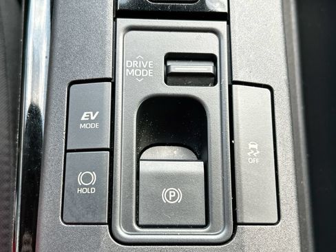 Used 2024 Toyota Prius LE FWD image 33