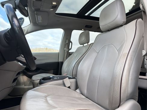 Used 2017 Chrysler Pacifica Limited image 26