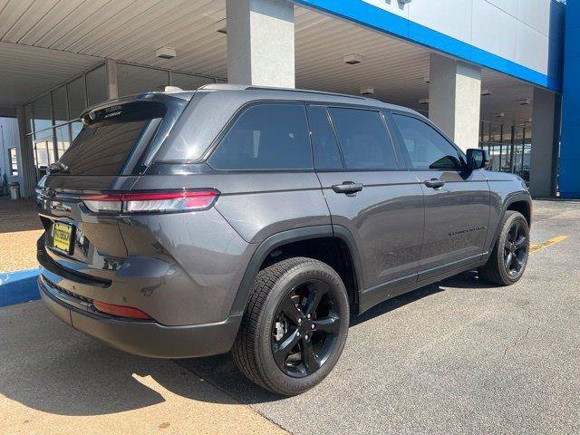 Used 2023 Jeep Grand Cherokee Altitude AWD/4WD image 7