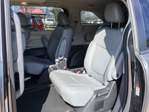 Used 2022 Toyota Sienna XLE image 9