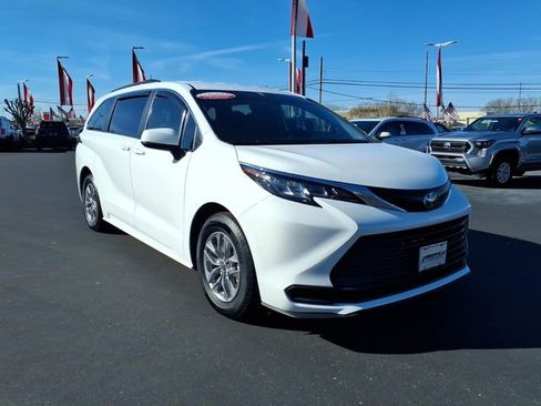 Used 2023 Toyota Sienna LE image 1