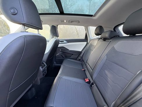 Used 2025 Volkswagen Taos SE w/ Panoramic Sunroof Package image 16