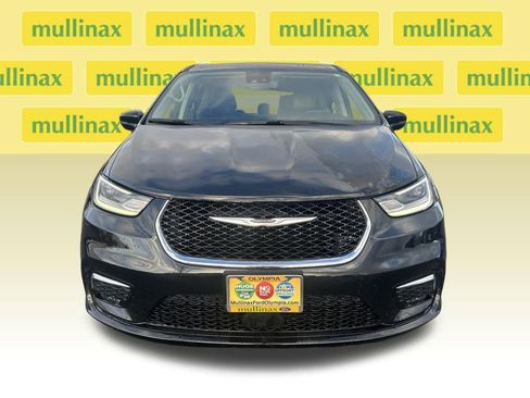 Used 2024 Chrysler Pacifica Touring-L image 16