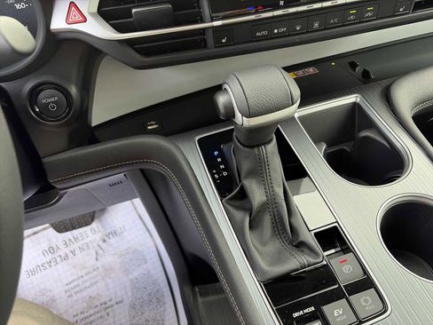 Used 2025 Toyota Sienna XLE image 21