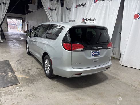 Used 2022 Chrysler Voyager LX image 3