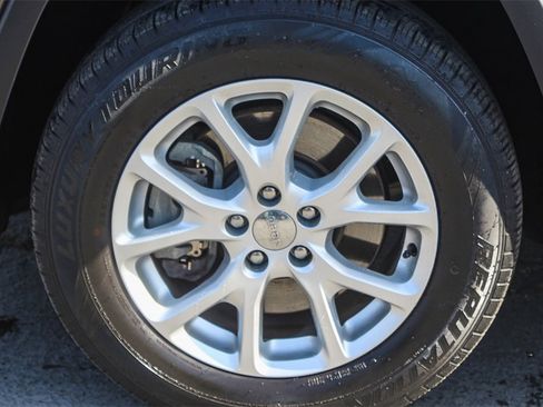 Used 2018 Jeep Cherokee Latitude Plus w/ Cold Weather Group image 10